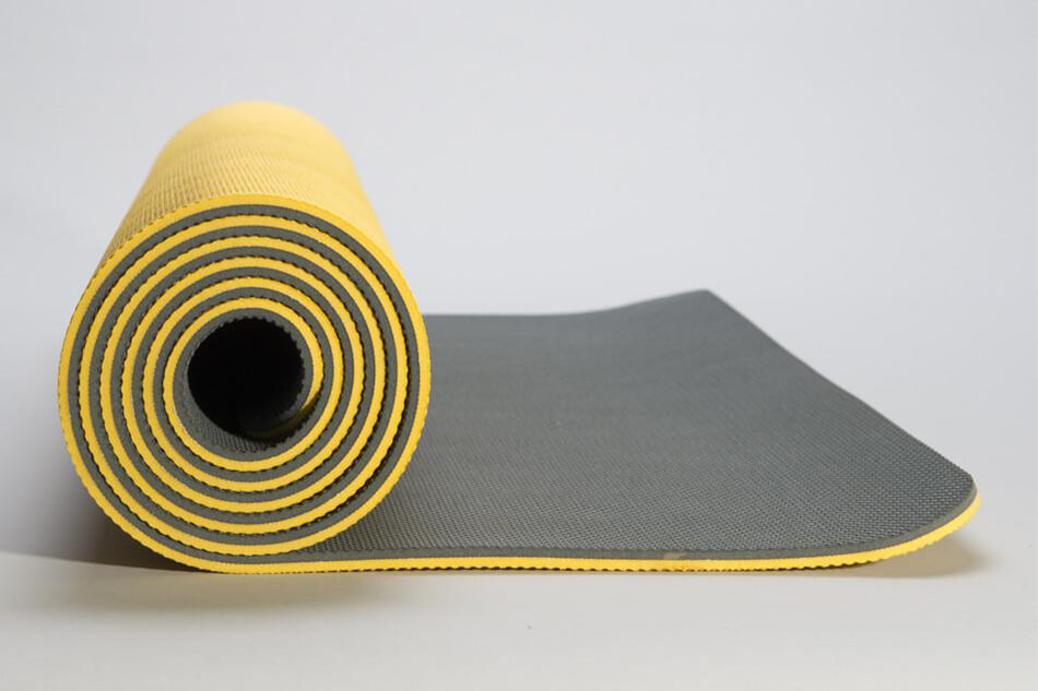Tapis de yoga inclus