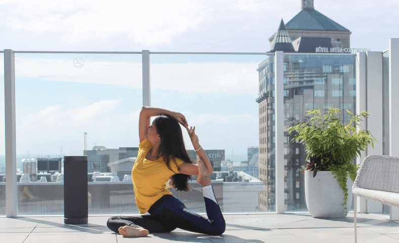 Yoga au 20ème étage de l'hôtel